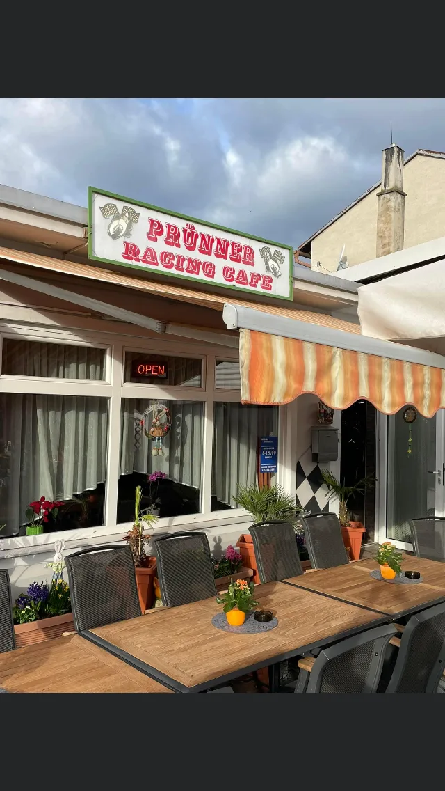 Außenbereich des Racing-Cafes mit Firmenschild