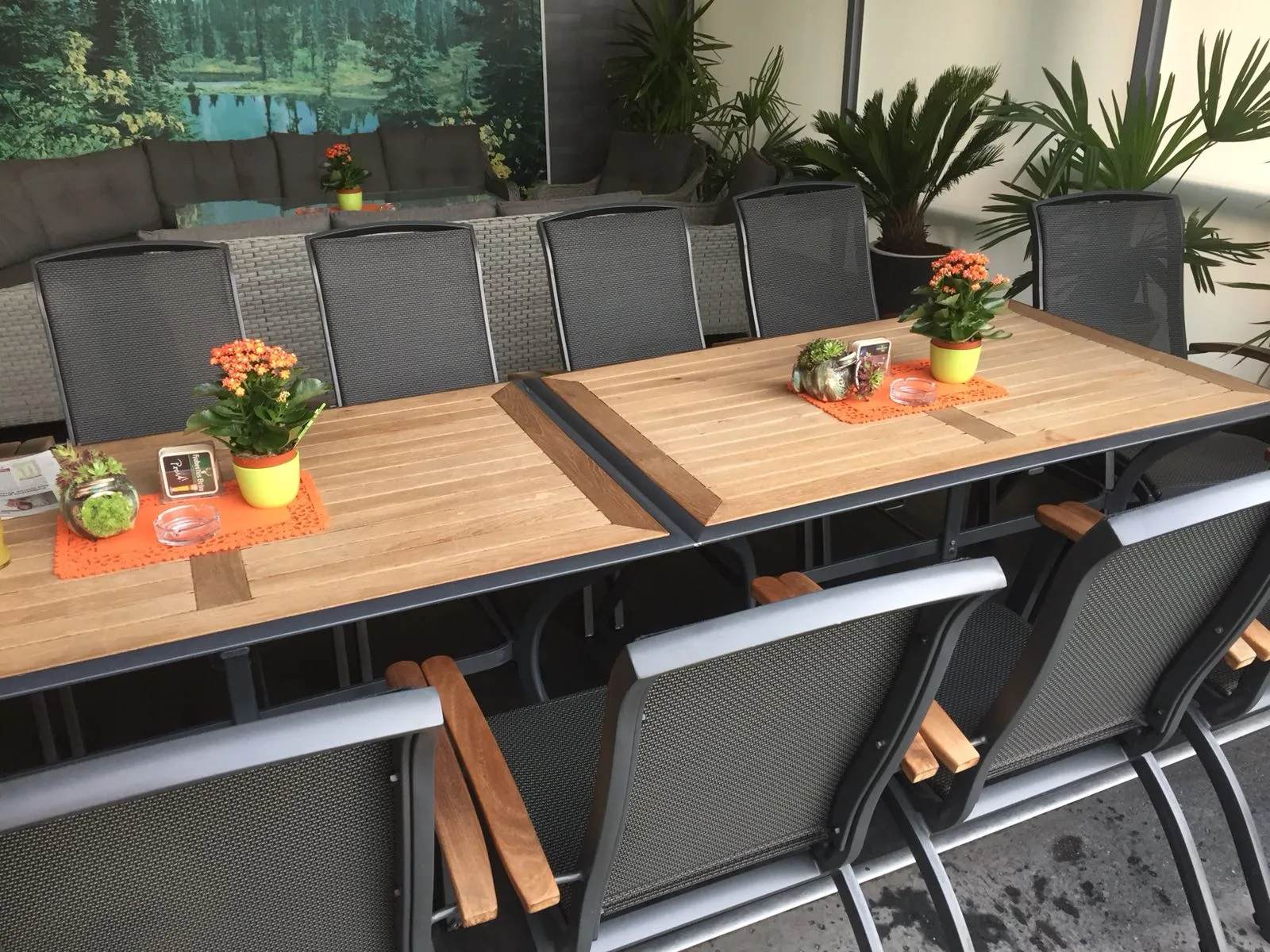 Außenbereich des Racing-Cafes mit Tischen und Sitzplätzen