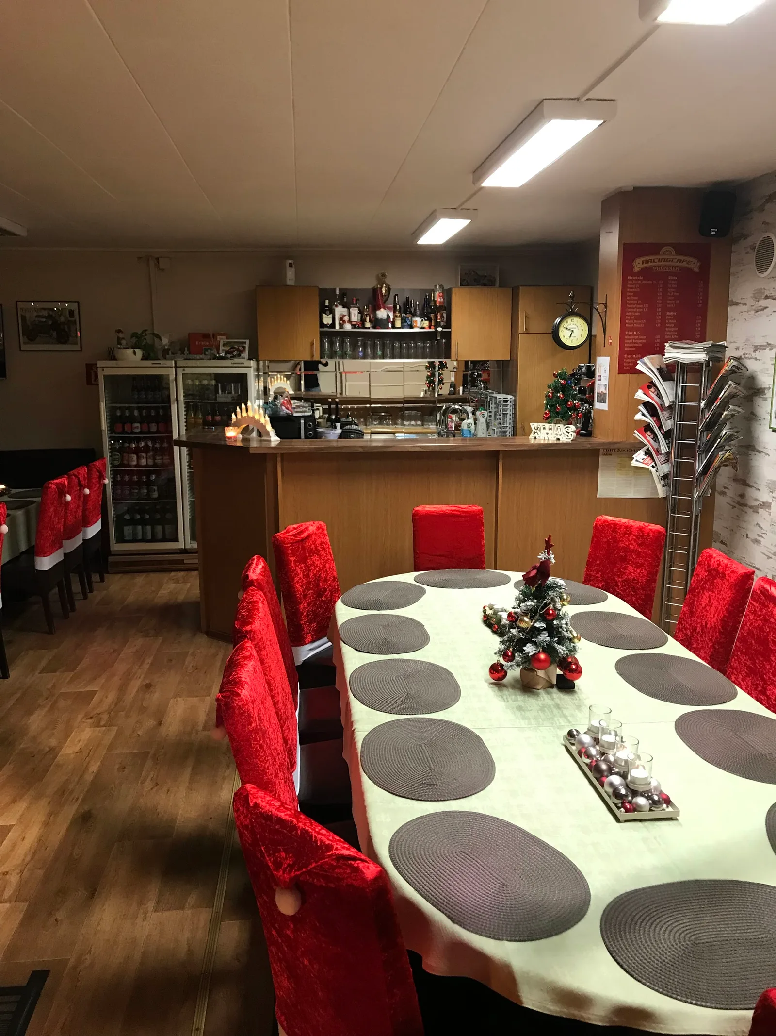 Bar und Sitzbereich des Racing-Cafes mit weihnachtlicher Dekoration